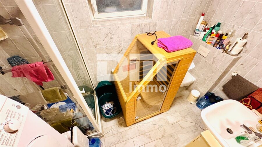 Einfamilienhaus mit Einliegerwohnung in Traumlage mit Terrasse, Naturgarten und Garage - Souterrain Bad / Dusche 2